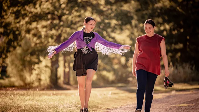 Roki (Isabel Deroy-Olson) en Jax (Lily Gladstone)