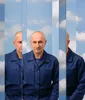 Jim van Os vanuit drie perspectieven te zien voor een achtergrond die bestaat uit blauwe lucht en wolken.