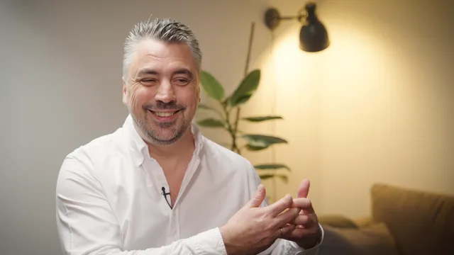 Foto van Andreas Dalsgaard tijdens het interview over De oligarch en de kunstdealer