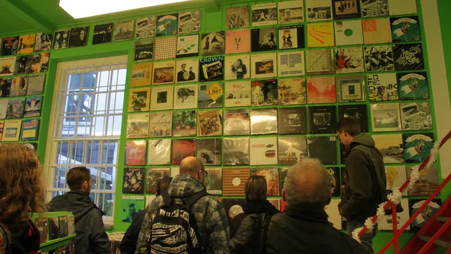 Platenzaak Waaghals 'hoezenwand' in Nijmegen