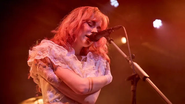 Mayte Veenstra zingt een intiem liedje