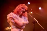 Mayte Veenstra zingt een intiem liedje