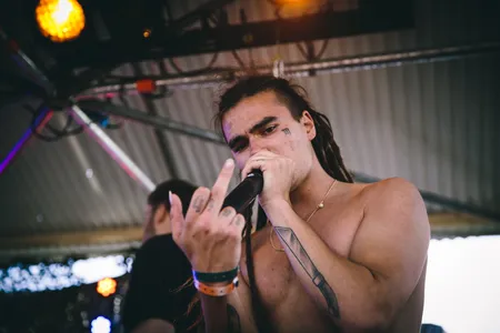 Anbu bij Wilde Haren op Down The Rabbit Hole