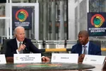 De Amerikaanse president Joe Biden en de Angolese president Joao Lourenco aan tafel bij de Lobito Corridor Trans-Africa Summit, 4 december 2024