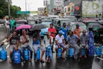 Colombo, Sri Lanka - zittend op gascilinders blokkeren mensen de weg uit protest tegen het tekort aan brandstof en gas om op te koken.