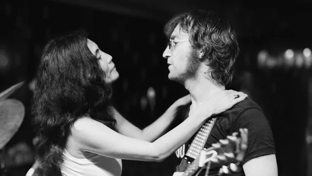 Yoko Ono en John Lennon tijdens One to One Benefit Concert