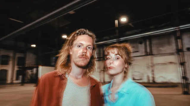 Sander en Mayte in een loods