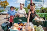 Bezoekers markt