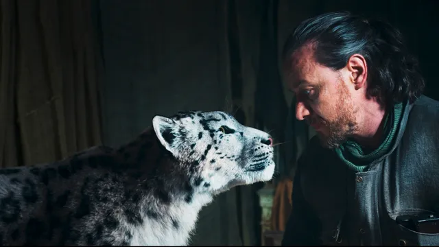 Lord Asriel (James McAvoy) en zijn daemon Stelmaria