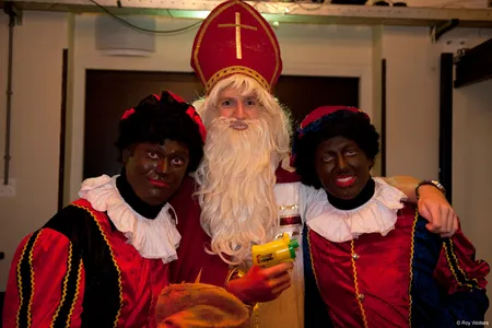 De goedheiligman is niet alleen een oerdegelijke vaderlandse traditie. Hij blijkt in een kolkend Tivoli ook een prima oriëntatiepunt. “Zullen we afspreken bij Sinterklaas?”. Kudos voor de Sint, want hij zag er na drie uur 3e Keesdag nog tamelijk ongekreukt uit. Dat hebben we rond 5 december wel eens anders gezien. Wat de conclusie rechtvaardigt dat hij beter tegen polka kan dan tegen kinderen.