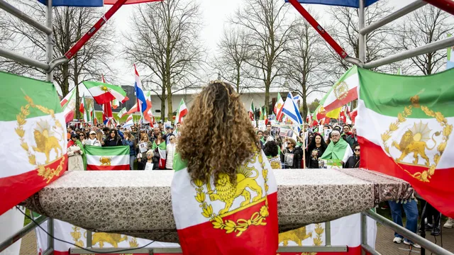 Demonstranten voeren actie op het Museumplein tegen het Iraanse regime.