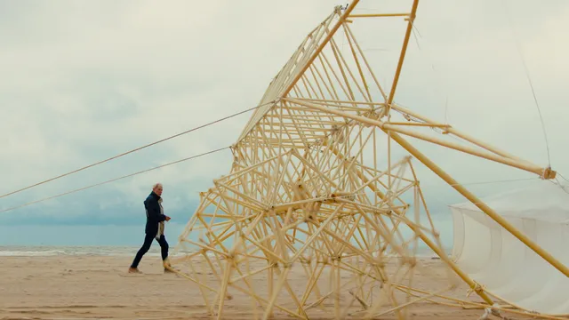 Theo Jansen met een strandbeest