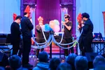 het Spaceship Ensemble staat met toepasselijke hoofddeksels vergaderd rond een futuristische octopus