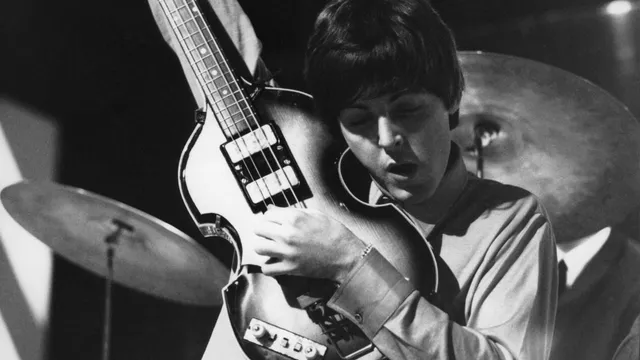 Zwart wit foto van Paul McCartney in 1964