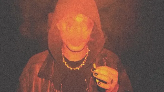 Frontman Joachim in rook met rood licht een sigaret te roken