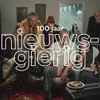 Een familie die in een huiskamer op banken zit en naar een televisie kijkt. Ook staat de tekst 100 jaar nieuwsgierig in beeld.