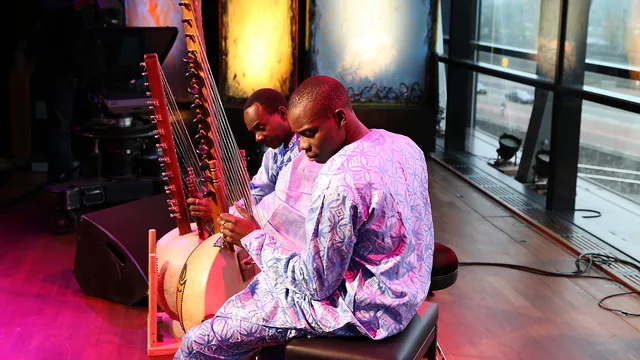 Toumani en Sidiki Diabate op de kora
