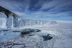 Een foto van ijsplateau Riiser-Larsen-ijsplateau op Koningin Maudland, Antarctica. Genomen vanuit een vliegtuigraam, een platte ijsschots in een uitgestrekt, wit landschap