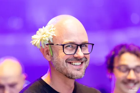 Blije fan die een bloem ving van Caterina Barbieri