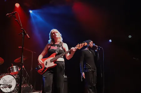 Maha en bassiste Myrthe