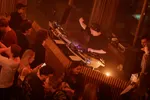 Dj Joase, omringd door publiek, draait een set in Yellow House