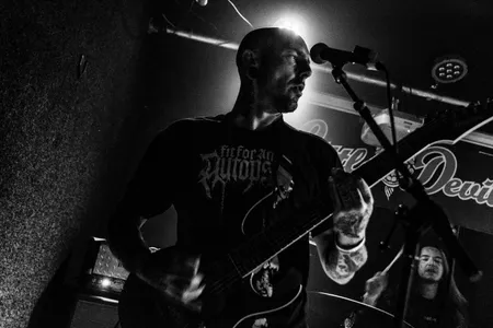 Bart Govers van Coffin Feeder in Little Devil Tilburg