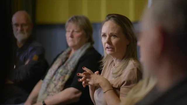 Still van Caroline uit Goliath aflevering 2 'Doodmoe van de Q-koorts'