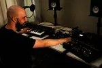 De Utrechtse muzikant Henk Bok bespeelt zijn synthesizer in zijn thuisstudio