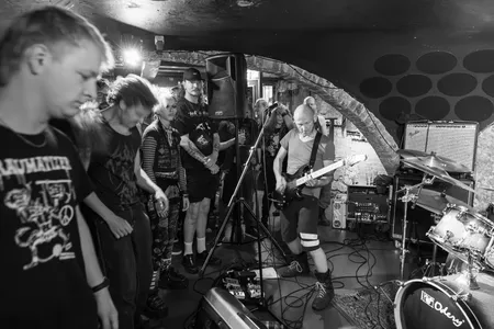 Band speelt op het podium tijdens een concert in Groningen vera