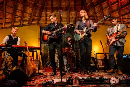 Aaron Asbury en band