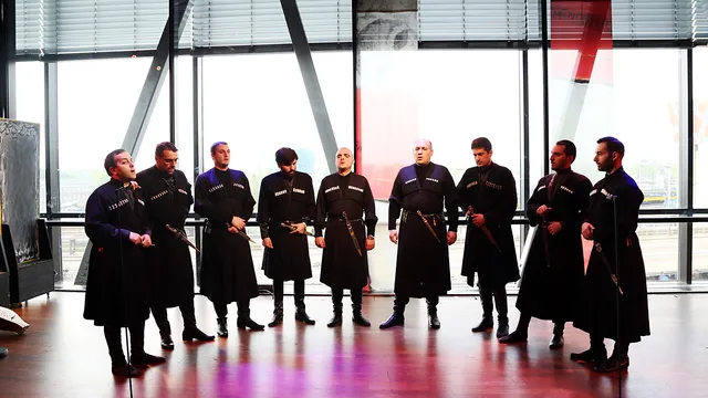 Het 10 koppige mannenkoor Iberi