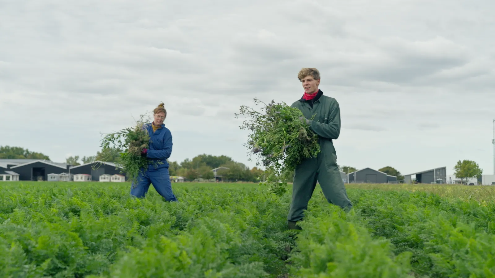 Roeland en Iris op het land