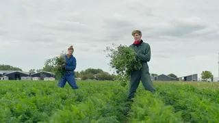 Roeland en Iris op het land