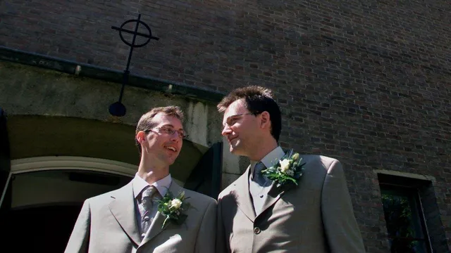 twee getrouwde mannen voor een kerk