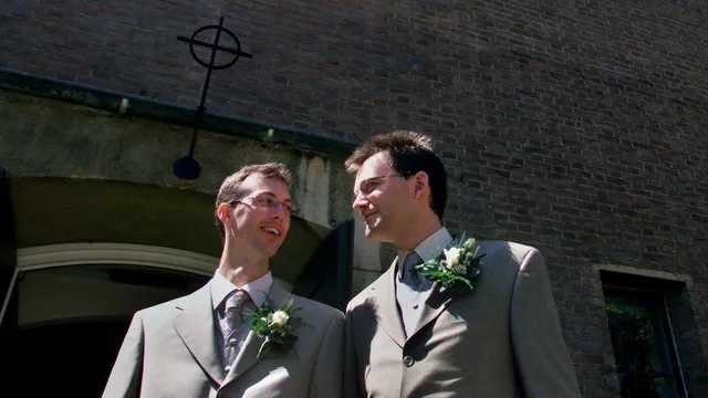 twee getrouwde mannen voor een kerk