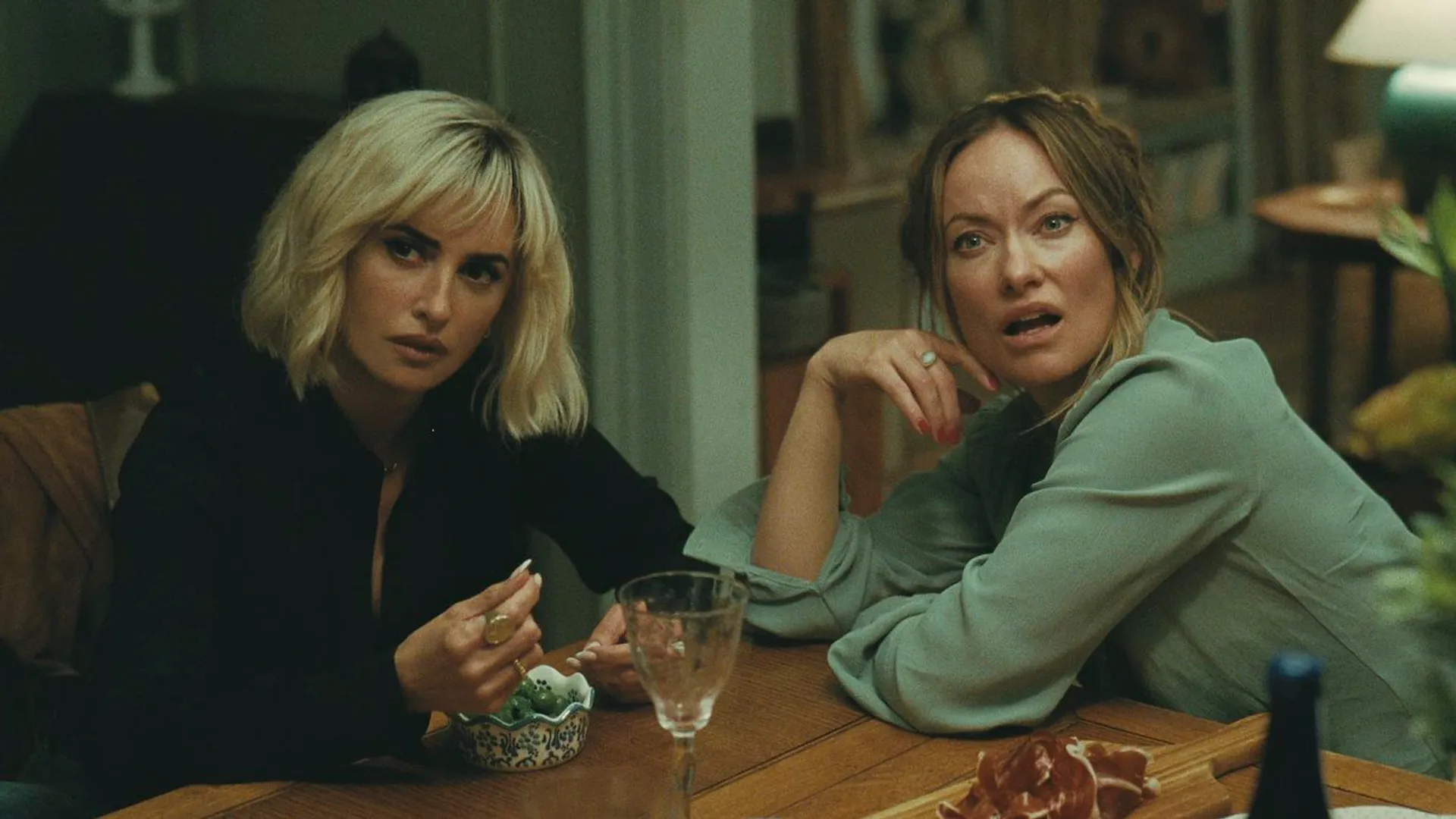 een beeld uit de film The Invite met actrices Penelope Cruz en Olivia Wilde