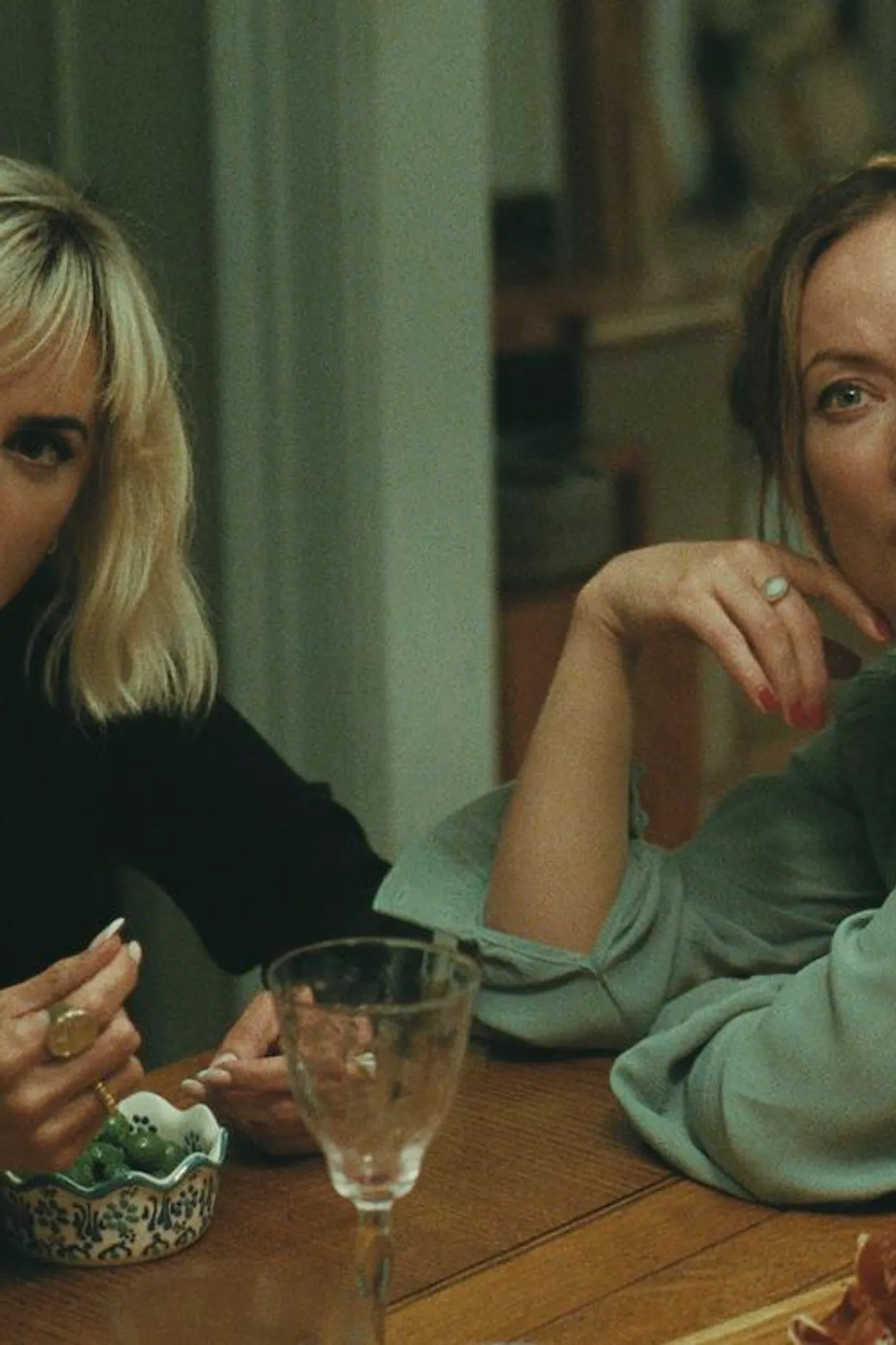 een beeld uit de film The Invite met actrices Penelope Cruz en Olivia Wilde