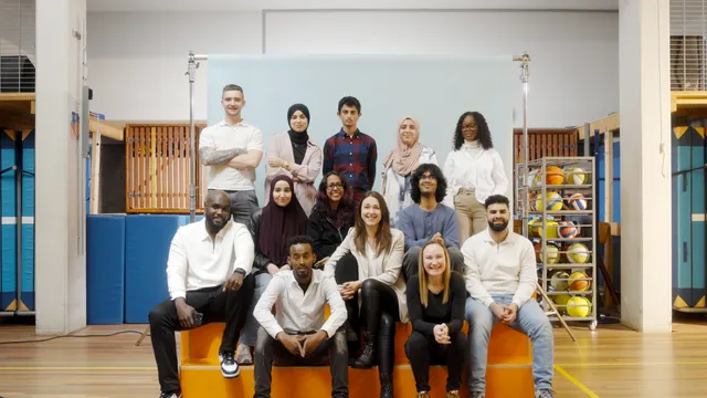 Kinderen van Rutte: 1.⁠ ⁠Maciej 2. Insaf. 3. Mohamed 4. Hafsa 5. Comfort 6. Jhan Carlos 7. Khadija 8. Ridwan 9. Jamila 10. Ieva 11. Vinay 12. Roksana 13. Anar (NB Tambi zit ook in de serie en staat niet op de foto)