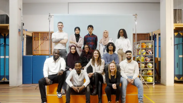 Kinderen van Rutte: 1.⁠ ⁠Maciej 2. Insaf. 3. Mohamed 4. Hafsa 5. Comfort 6. Jhan Carlos 7. Khadija 8. Ridwan 9. Jamila 10. Ieva 11. Vinay 12. Roksana 13. Anar (NB Tambi zit ook in de serie en staat niet op de foto)