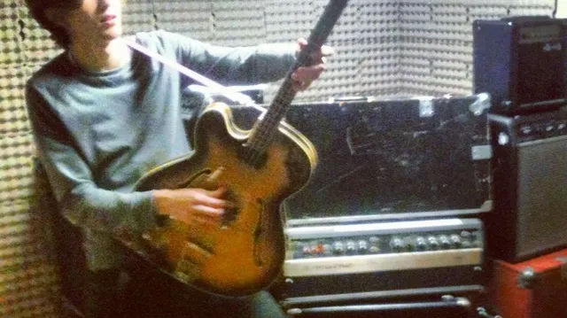 Corto is van nature een linkshandige bassist. Echter, tijdens de opnames kwamen we erachter dat zijn bas net wat beter uitkwam als hij rechtshandig inspeelde.