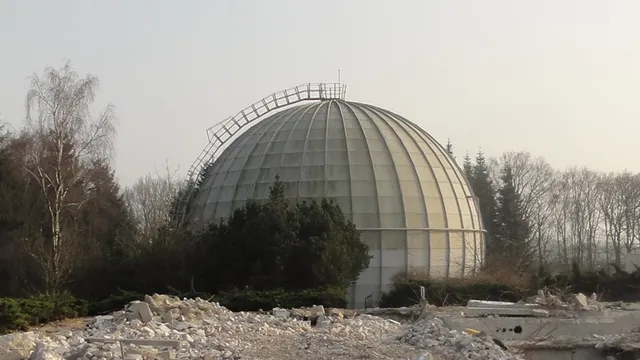 Een van de gebouwen op het kazerneterrein