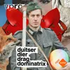 Tegel met daarop de tekst "duitser dier drag dominatrix".