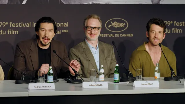 Adam Driver, James Gray en Miles Teller op de persconferentie van Paper Tiger in Cannes