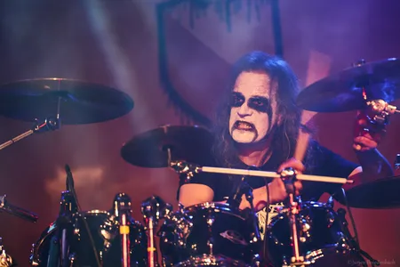 De drummer van Grafjammer in Iduna