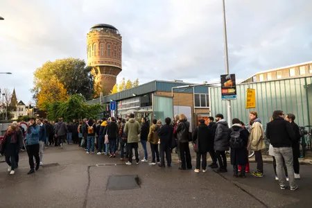 Rij voor LE:EN voor het optreden van Library Card tijdens U? 2023