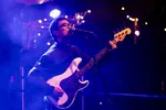 Bassist zingt geconcentreerd in de microfoon