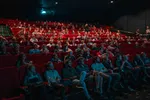 Een bioscoopzaal vol mensen.