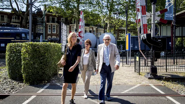 UTRECHT - Holocaust-slachtoffer Salo Muller komt samen met zijn vrouw en advocaat Liesbeth Zegveld (L) aan voor de presentatie van het advies van de Commissie Individuele Tegemoetkoming Slachtoffers WOII Transporten NS over hoe de Nederlandse Spoorwegen (NS) schadevergoedingen kan betalen aan mensen die in de Tweede Wereldoorlog op transport zijn gezet. ANP KOEN VAN WEEL