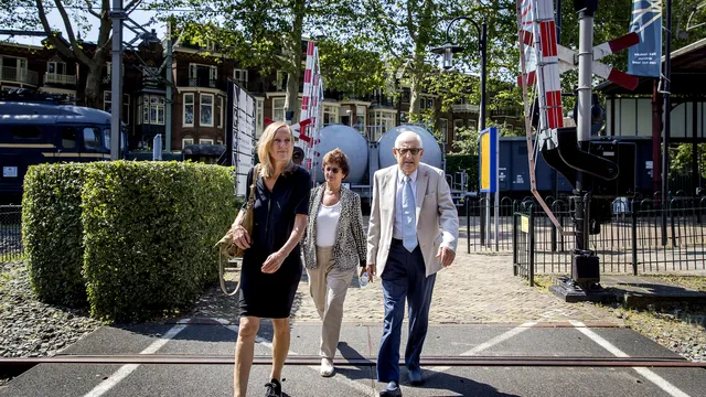 UTRECHT - Holocaust-slachtoffer Salo Muller komt samen met zijn vrouw en advocaat Liesbeth Zegveld (L) aan voor de presentatie van het advies van de Commissie Individuele Tegemoetkoming Slachtoffers WOII Transporten NS over hoe de Nederlandse Spoorwegen (NS) schadevergoedingen kan betalen aan mensen die in de Tweede Wereldoorlog op transport zijn gezet. ANP KOEN VAN WEEL