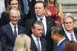 Apple-topman Tim Cook, Tesla-CEO Elon Musk, de Amerikaanse minister van Defensie Pete Hegseth en minister van Financiën Scott Bessent bij de welkomstceremonie bij voor president Donald Trump tijdens zijn staatsbezoek aan China